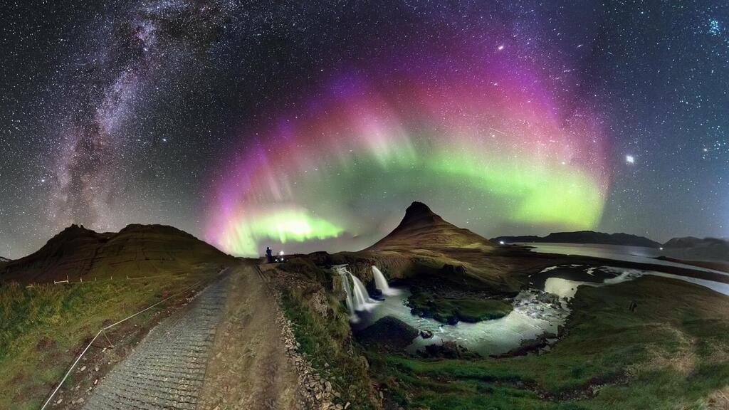 The Milky Way, the Aurora and Mount Kirkeople - photo published by Nas' Instagram account"א - astronomy images per day